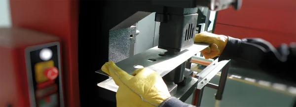 Servicio de plegado de planchas con CNC de alta precisión